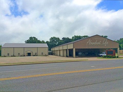 A large building is sitting on the side of a road.