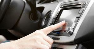 Una persona sta premendo un pulsante sull'autoradio.