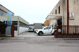 Un camion bianco è parcheggiato davanti a un edificio