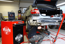 Un uomo sta lavorando su un'auto in un garage.