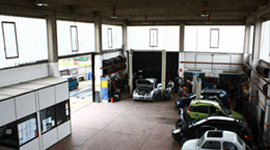 Una fila di auto è parcheggiata in un garage.