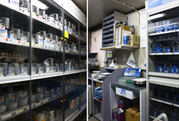 Una farmacia con molti scaffali pieni di medicinali.