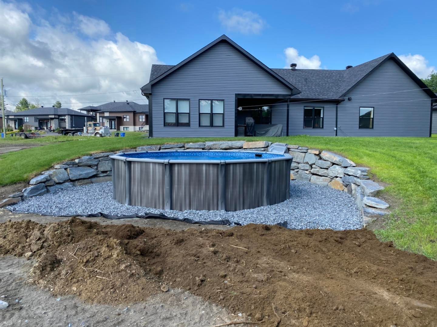 Une grande maison avec une piscine devant.
