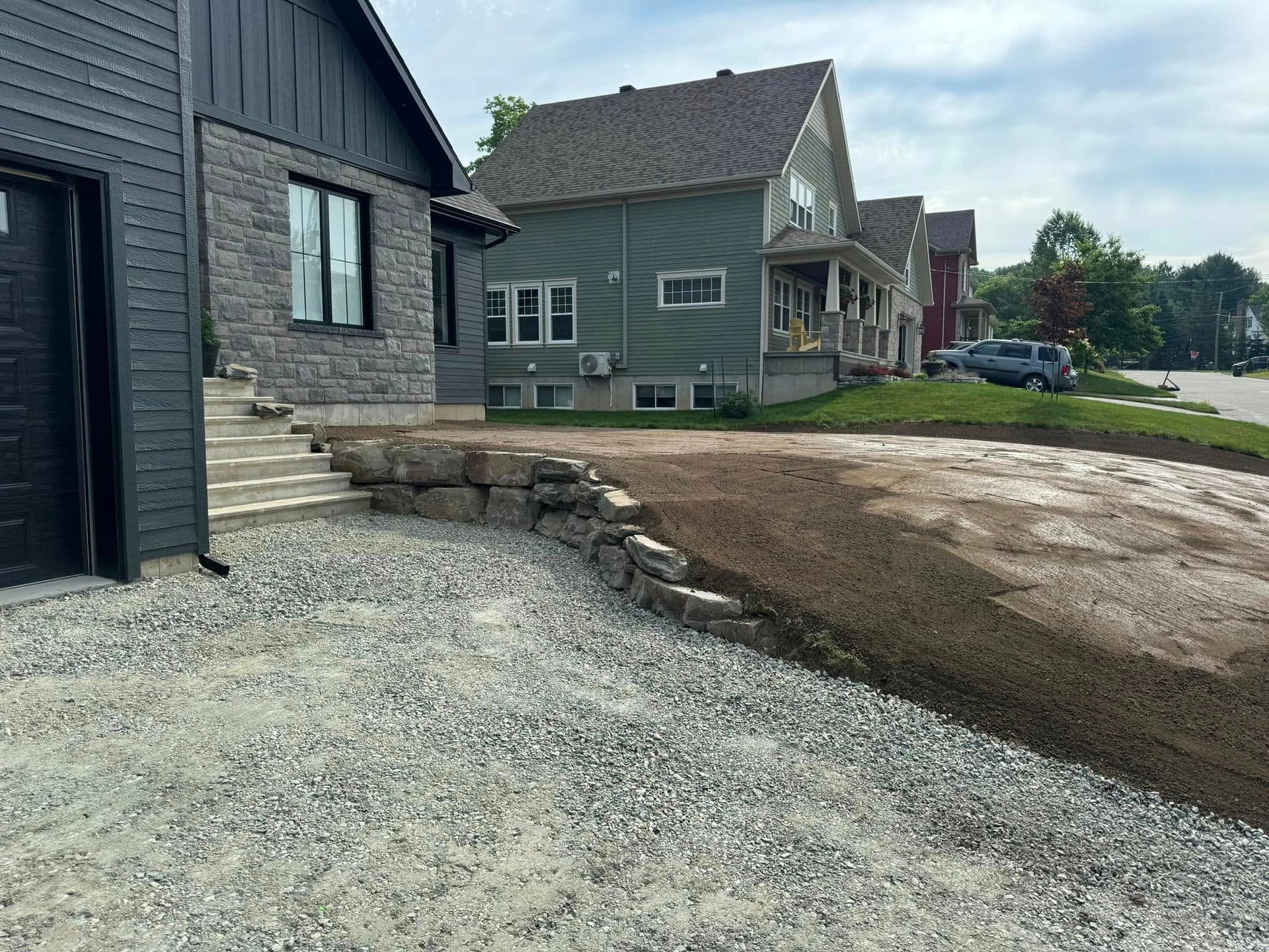 Une maison avec une allée de gravier devant elle.