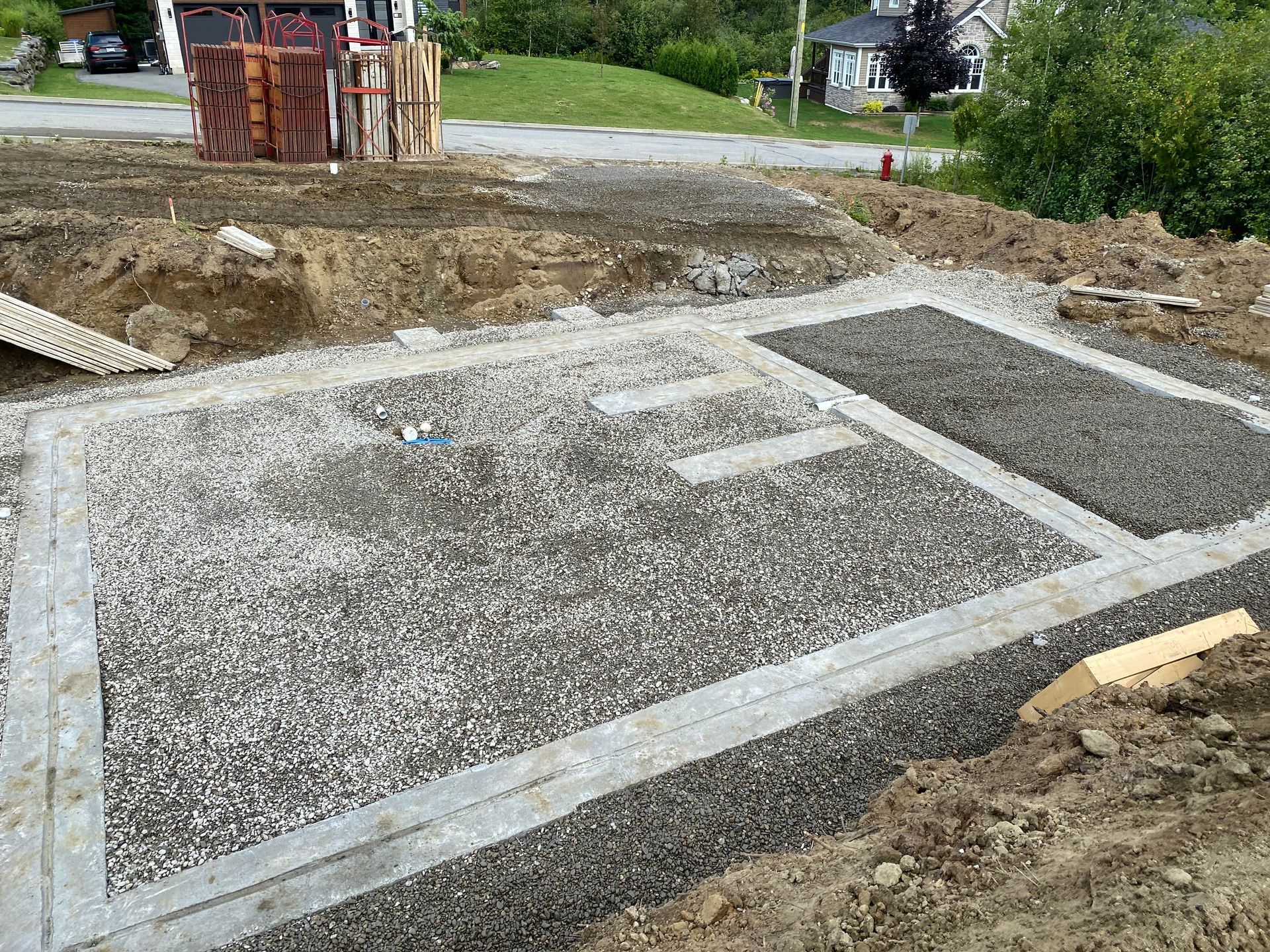 Un chantier de construction avec un bulldozer en arrière-plan.