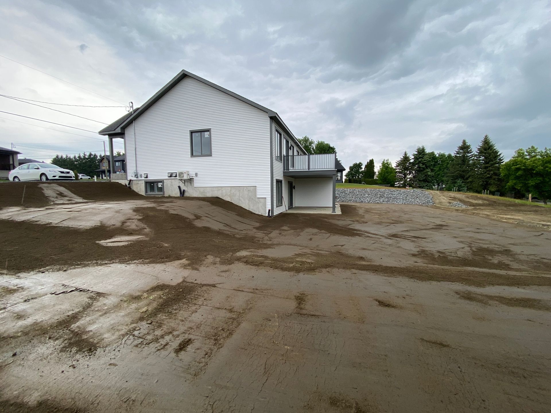 Une maison avec beaucoup de terre devant