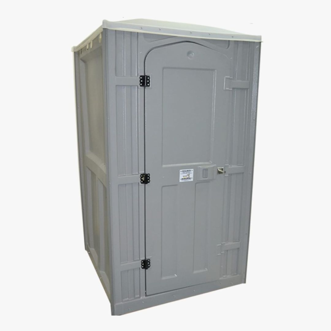 Un contenedor de plástico gris con una puerta sobre un fondo blanco.