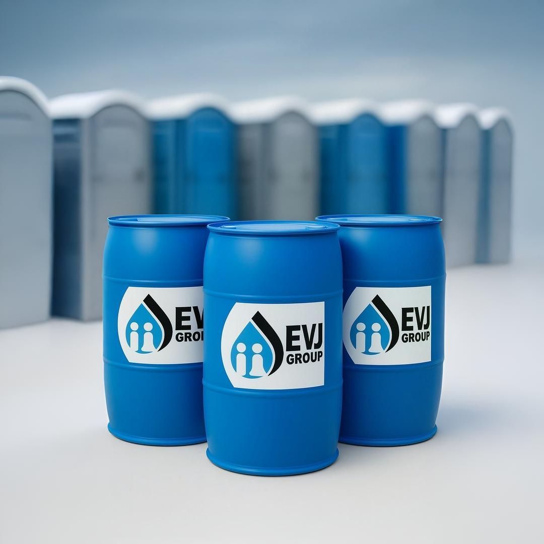 Tres barriles azules con el logo del grupo evi en ellos