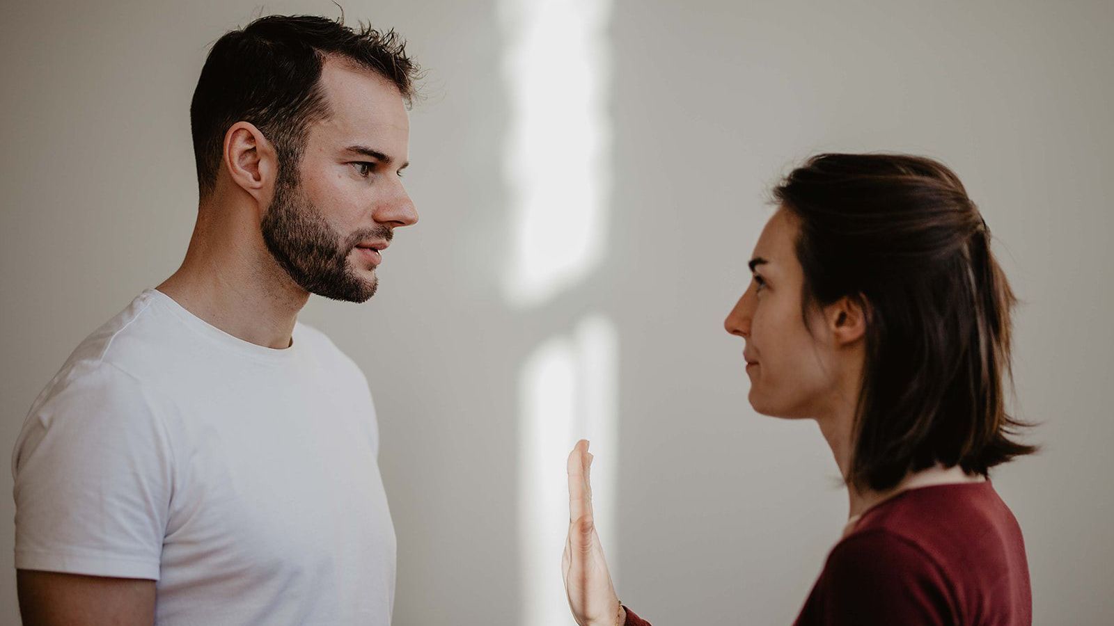 Op de foto is te zien dat we samen kijken, terwijl ik jou een spiegel voorhoud over werk en relaties. Ik help je bij het aangeven van grenzen, wat essentieel is voor jouw herstel van stress en burn-out.