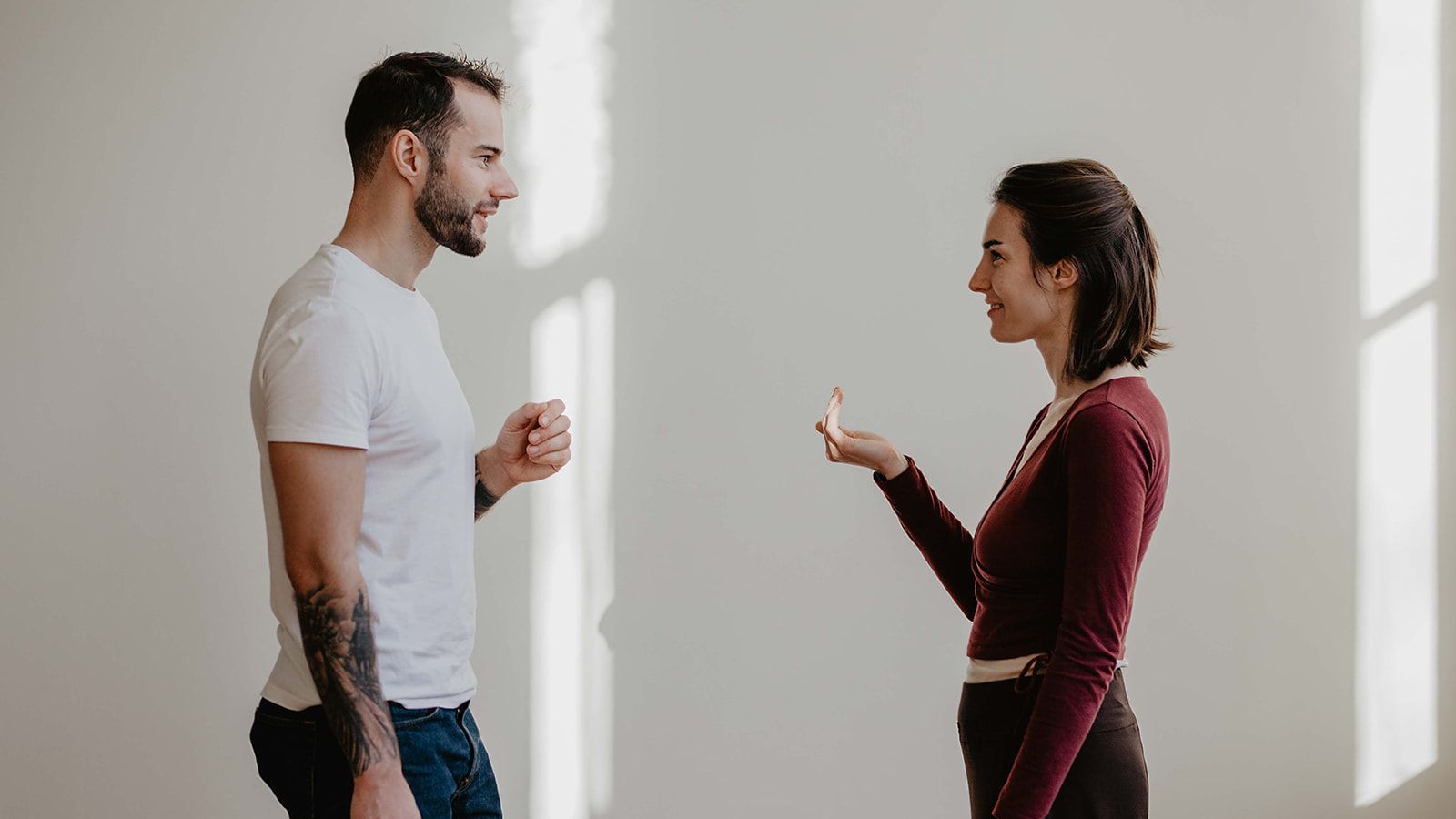 Een coach en een vrouw zijn samen bezig met een grenzenoefening in een ondersteunende setting. De oefening richt zich op het verkennen en versterken van persoonlijke grenzen, een essentieel onderdeel van de primal journey. Deze interactie benadrukt het belang van zelfbewustzijn en communicatie bij het omgaan met stress en burn-outklachten. De coach biedt begeleiding en ondersteuning, zodat de vrouw zich veilig voelt om haar grenzen te erkennen en te uiten.