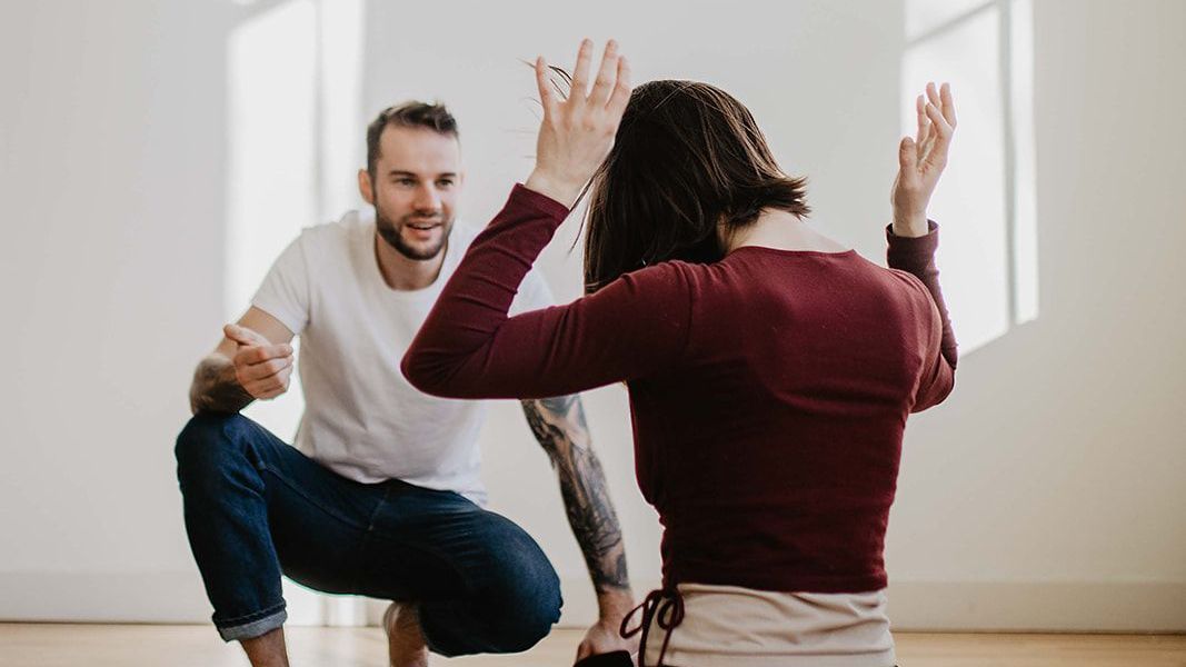 Op de foto is te zien dat we samen onderzoeken terwijl we werken aan het verbinden met jouw innerlijke kind. Ik begeleid je in het helen van oude wonden, zodat je kunt groeien en herstellen van stress en burn-out.