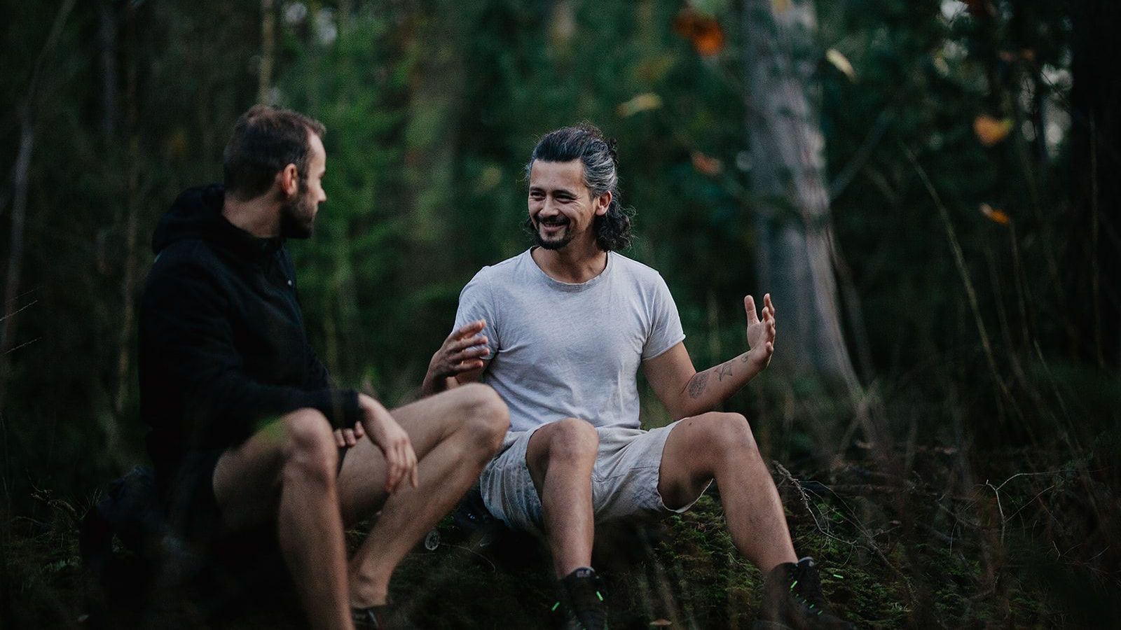 Op de foto zie je jou samen met mij, kletsend in de natuur. Deze begeleiding is bedoeld voor iedereen die zich vast voelt zitten, burn-outklachten ervaart, problemen heeft in werk of relaties, of een betere relatie met zichzelf wil opbouwen.