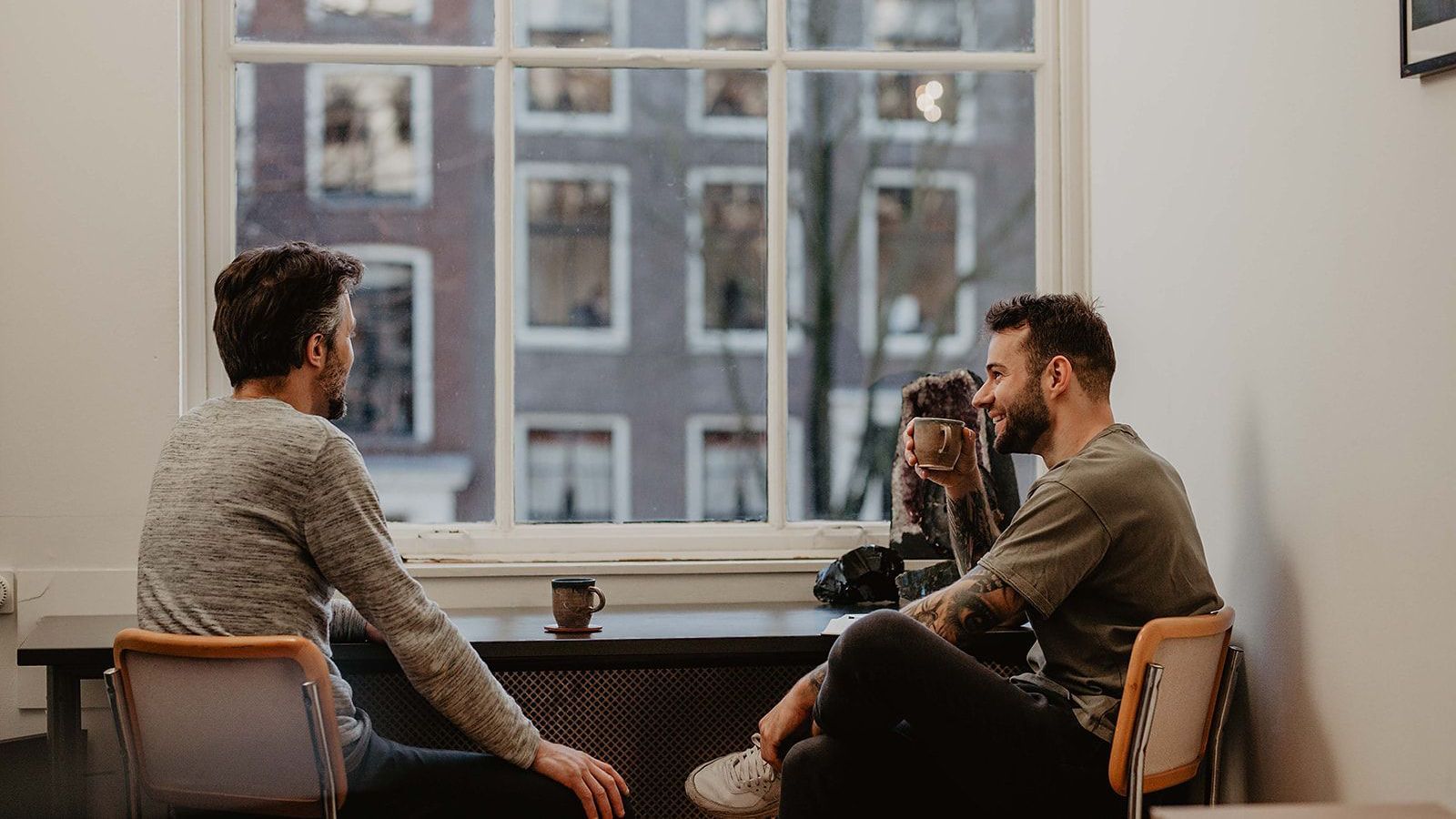 Op de foto is te zien dat ik samen met jou het onbekende in stap, terwijl we ons in een rustige, natuurlijke omgeving bevinden. We verkennen samen nieuwe mogelijkheden voor groei en herstel van stress en burn-out.