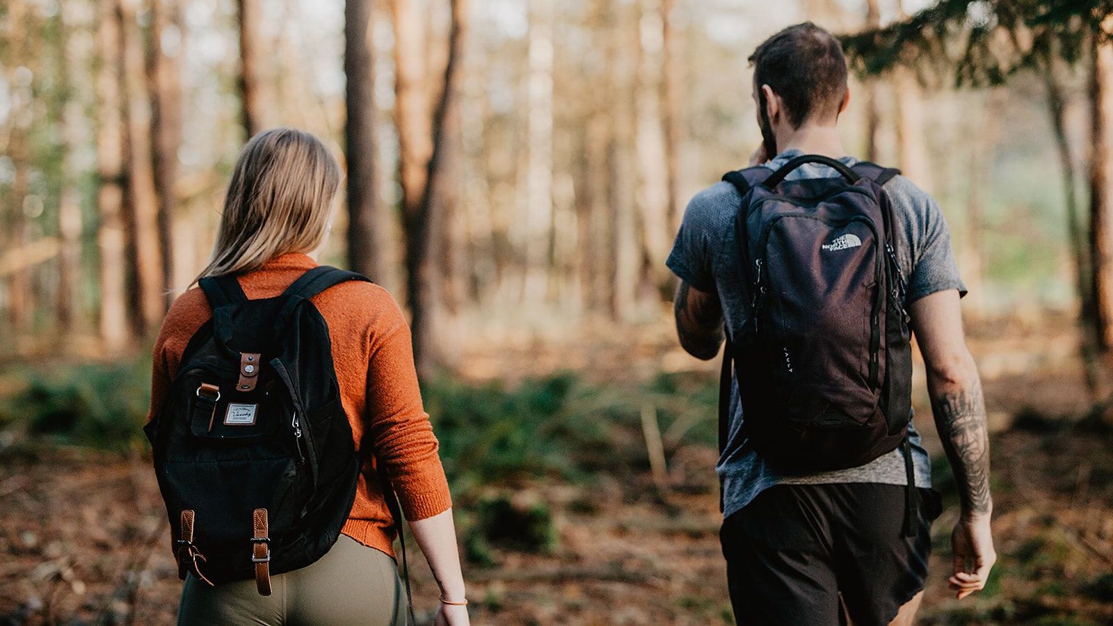 Op de foto is te zien dat ik samen met jou het onbekende in stap, terwijl we ons in een rustige, natuurlijke omgeving bevinden. We verkennen samen nieuwe mogelijkheden voor groei en herstel van stress en burn-out.