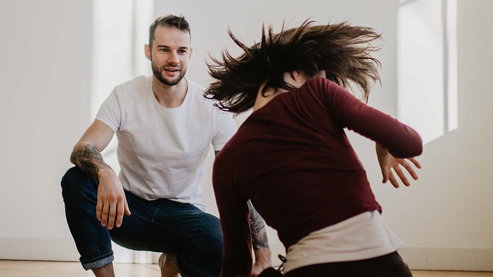 Een therapeut begeleidt een persoon in een ondersteunende setting, gericht op het helpen van mensen met stress en burn-outklachten. Deze sessie is een onderdeel van de primal journey, waarbij de therapeutische aanpak gericht is op het bieden van hulp en het bevorderen van herstel. De focus ligt op emotionele en mentale ondersteuning om welzijn te bevorderen.