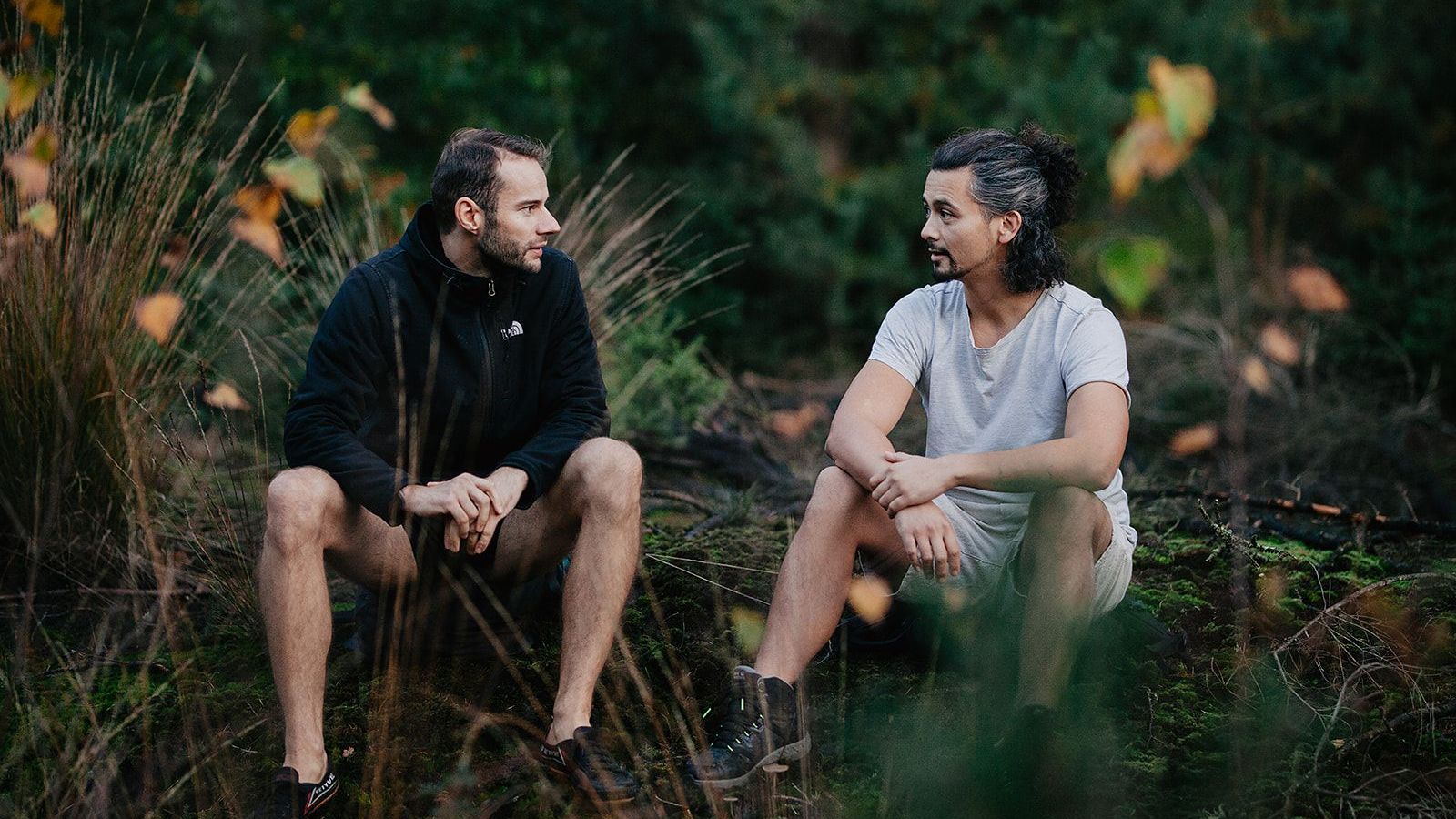 Een coach staat samen met een andere man in een ondersteunende omgeving. De interactie symboliseert de samenwerking tijdens de primal journey, gericht op het verlichten van stress- en burn-outklachten. De coach biedt begeleiding en emotionele steun, waarbij hij de man helpt zijn uitdagingen te begrijpen en aan te pakken. Deze sessie benadrukt het belang van connectie en communicatie in het herstelproces, met de intentie om persoonlijke groei en welzijn te bevorderen.