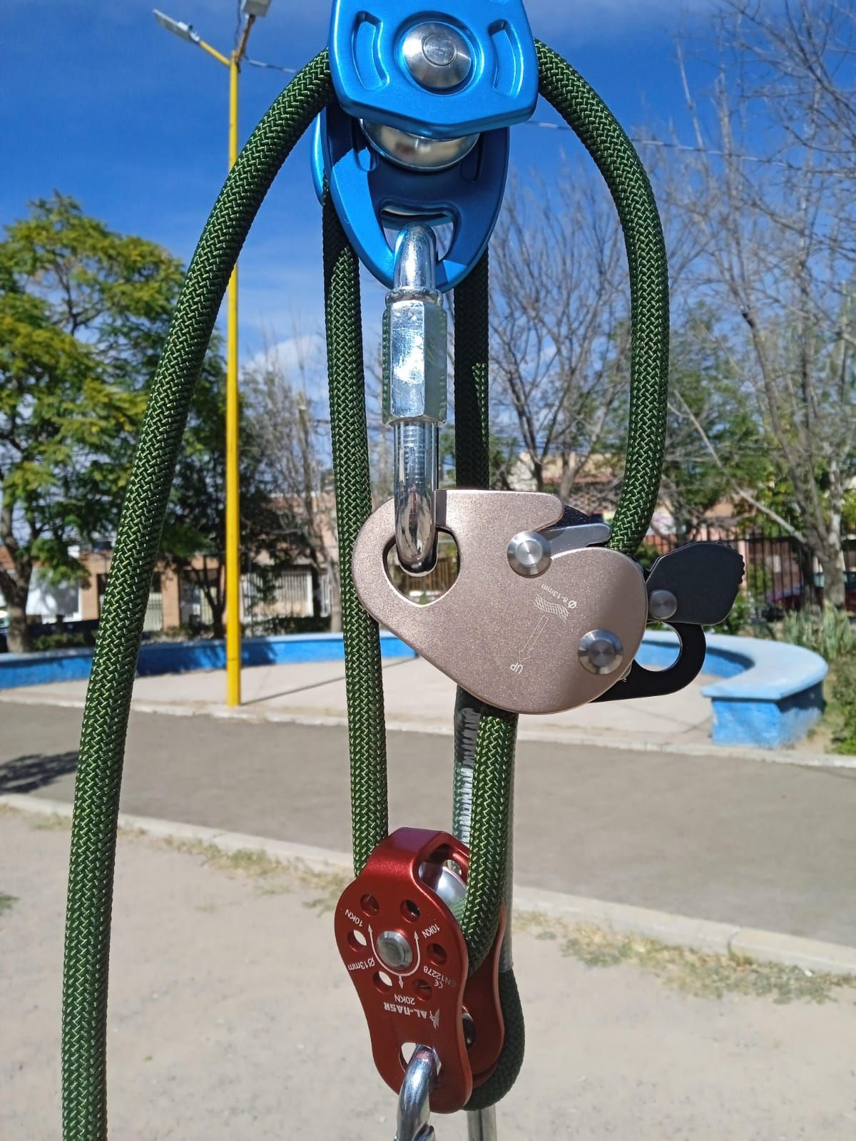 Una cuerda con una polea azul unida a ella.