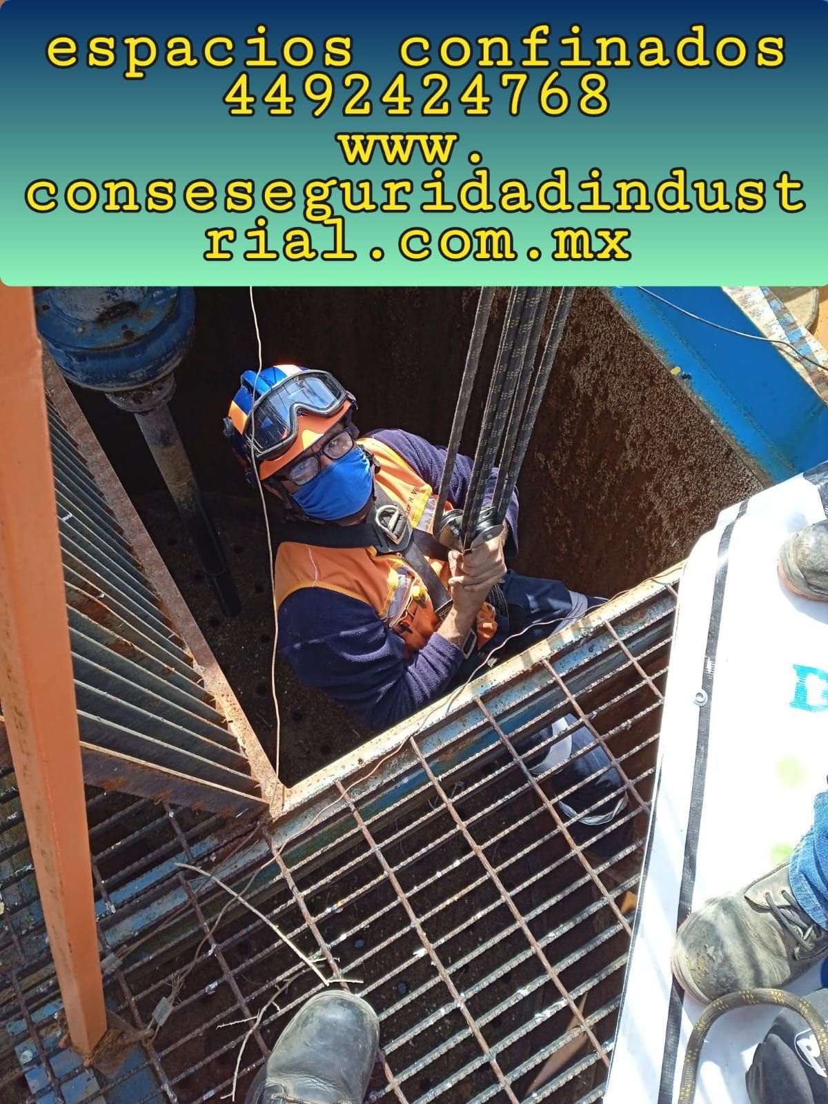 Un hombre con casco trabaja en una rejilla metálica.
