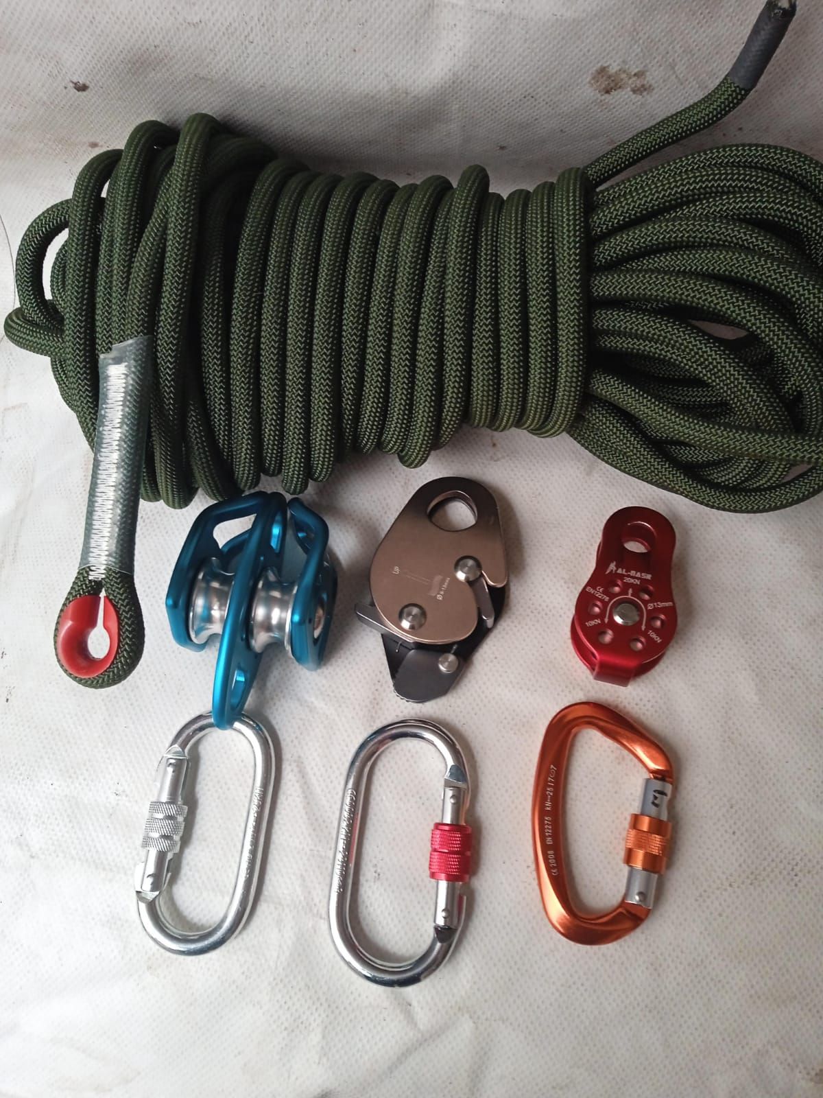 Una cuerda con un montón de mosquetones unidos a ella.