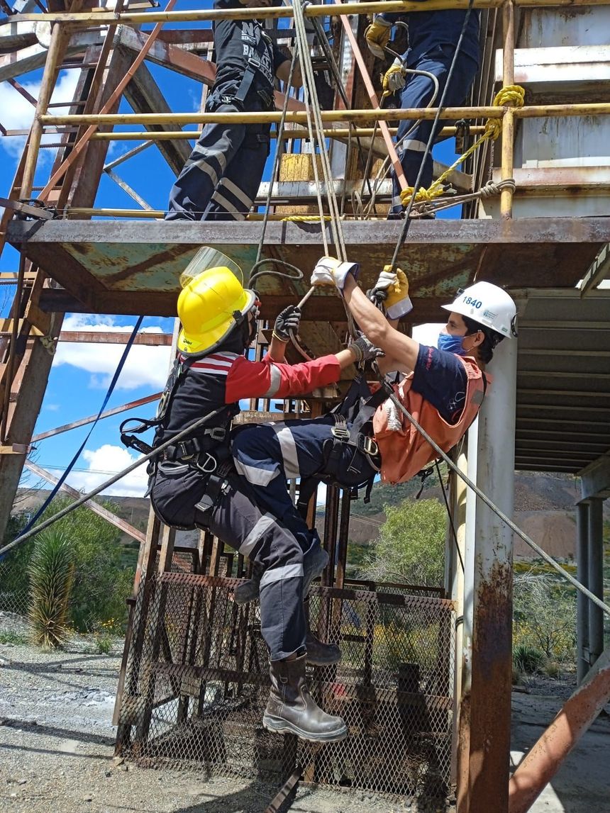 Un grupo de trabajadores de la construcción está trabajando en un edificio.