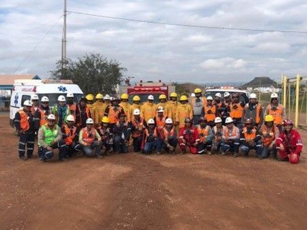 Un grupo de trabajadores de la construcción posan para una fotografía.