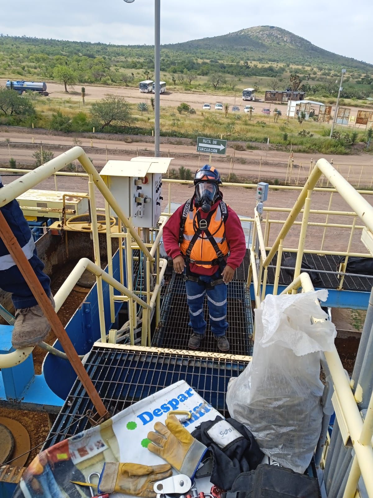 Un hombre que lleva una máscara de gas está parado en un tramo de escaleras.