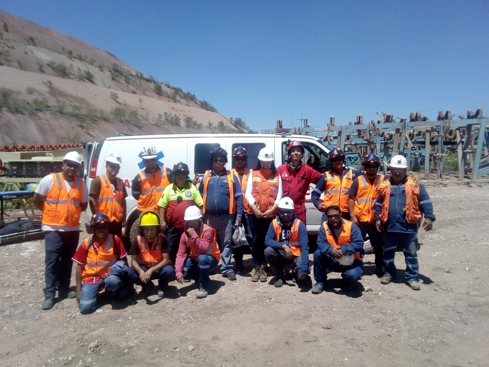 Un grupo de trabajadores de la construcción posando para una foto frente a una camioneta.
