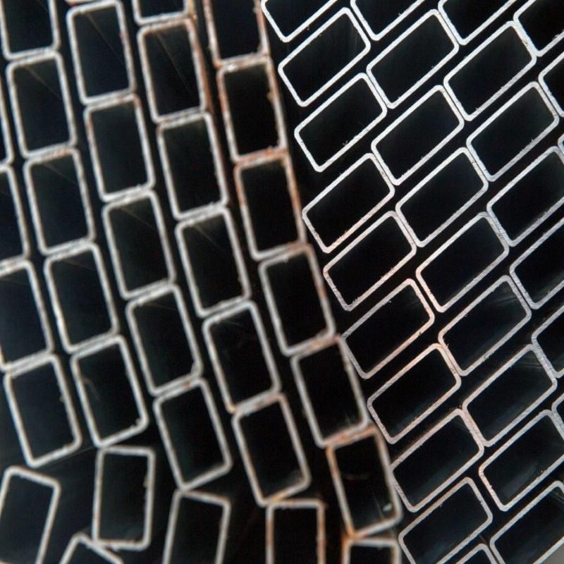 Tubi rettangolari in acciaio impilati.