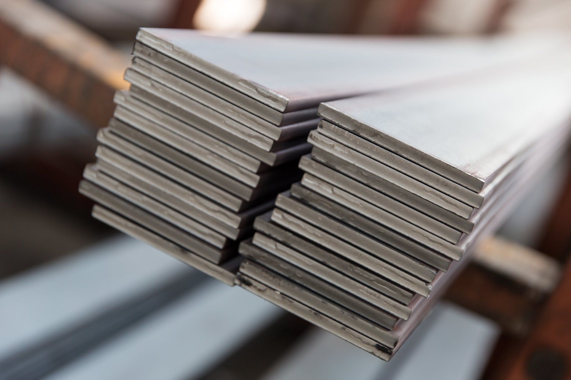 Pila di sottili lamiere rettangolari, impilate in una pila.