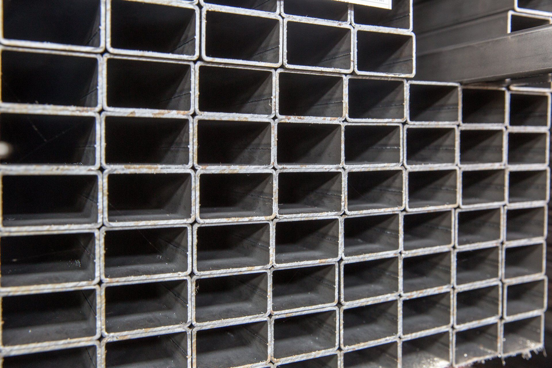 Pila di tubi metallici rettangolari.