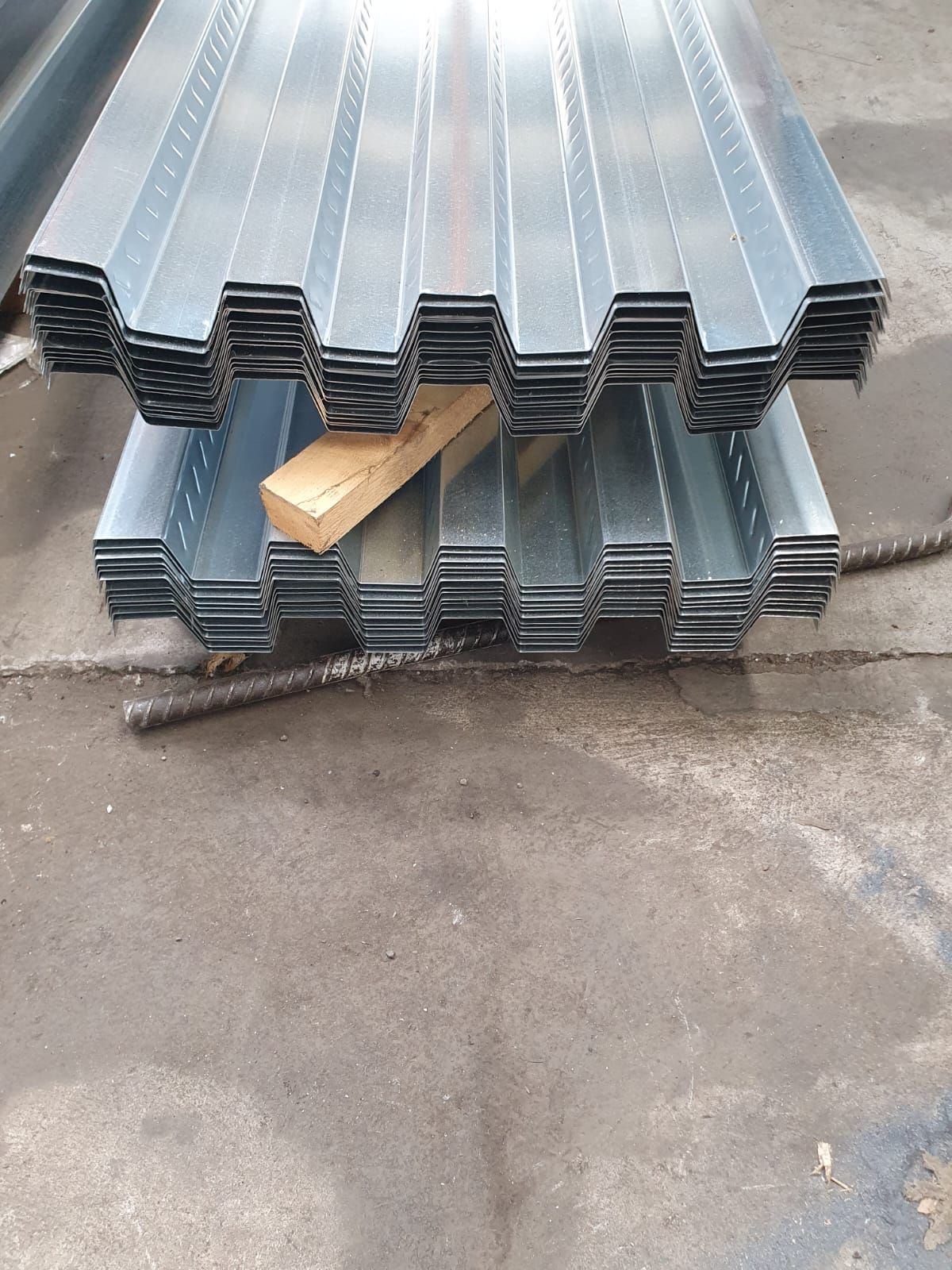 Pila di lastre di lamiera ondulata per pavimentazione, per l'edilizia.