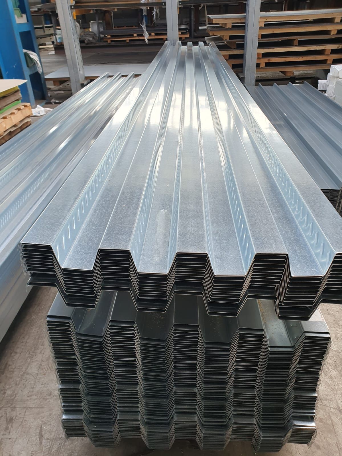 Lamiere ondulate impilate, probabilmente per coperture o edilizia.