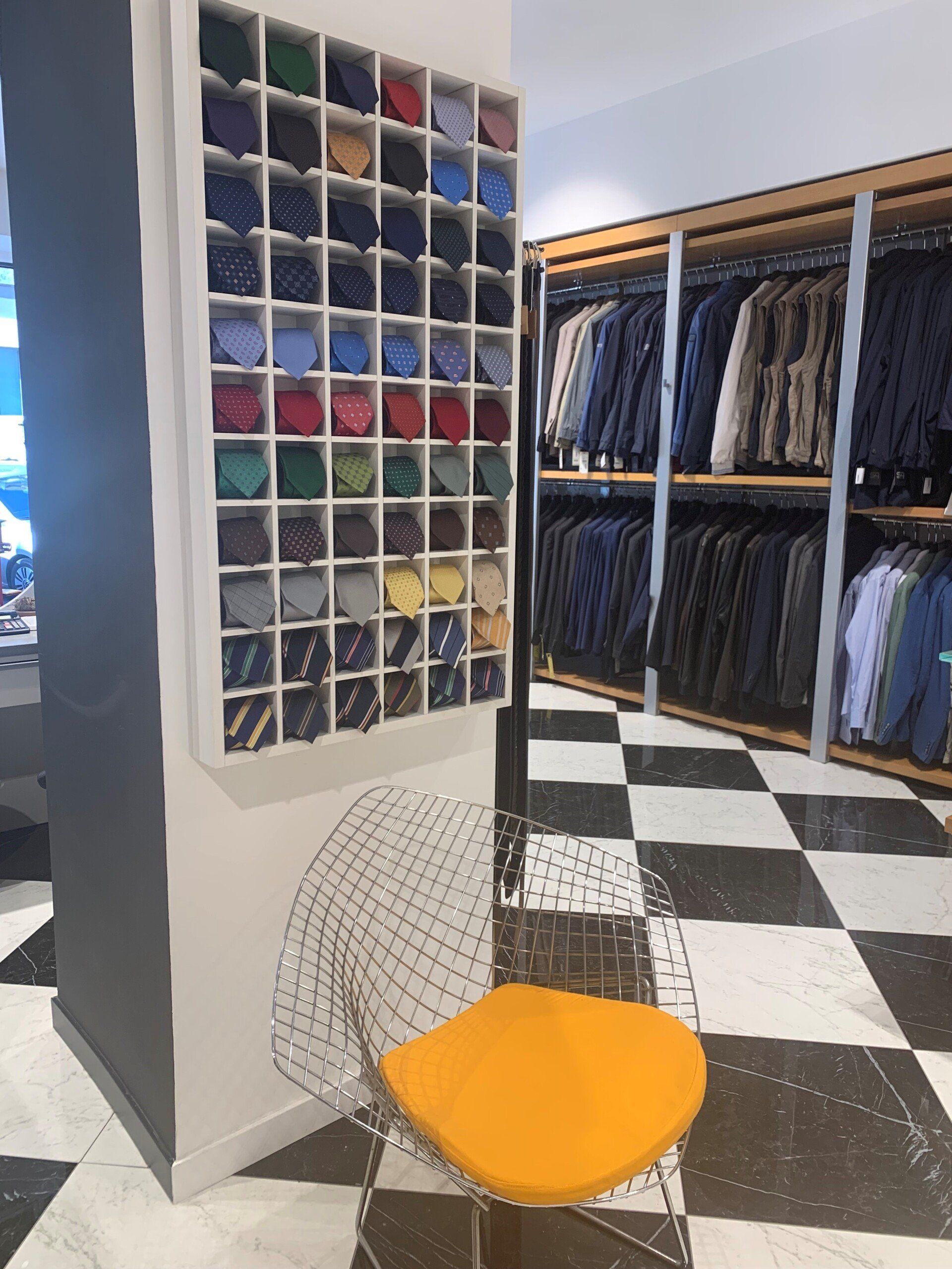 Un pavimento a scacchi in un negozio con una sedia gialla