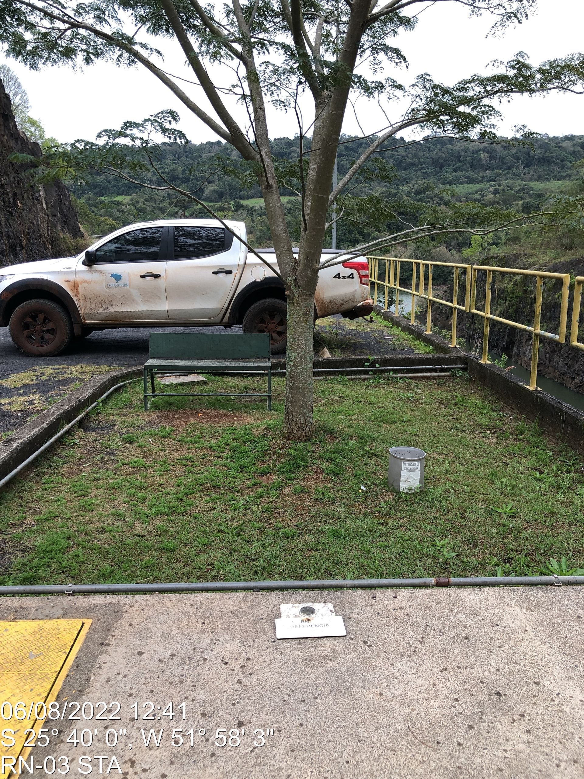 Pino metálico em calçamento ou asfalto