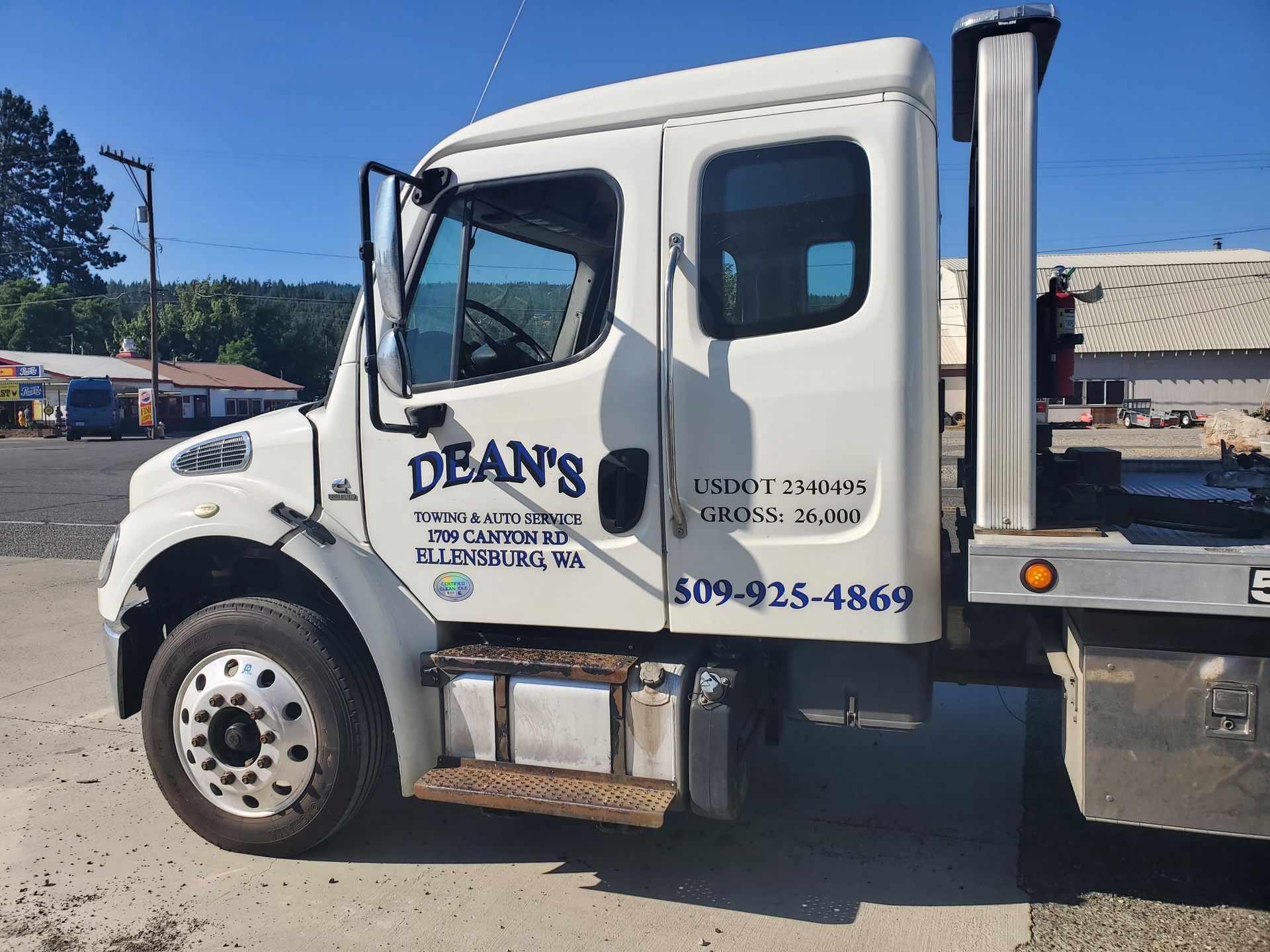A dean 's tow truck is parked in a parking lot