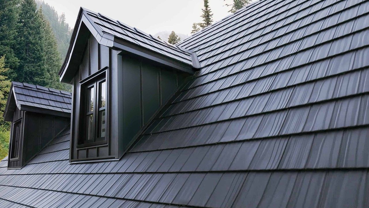 Un toit noir avec une fenêtre sur le côté.