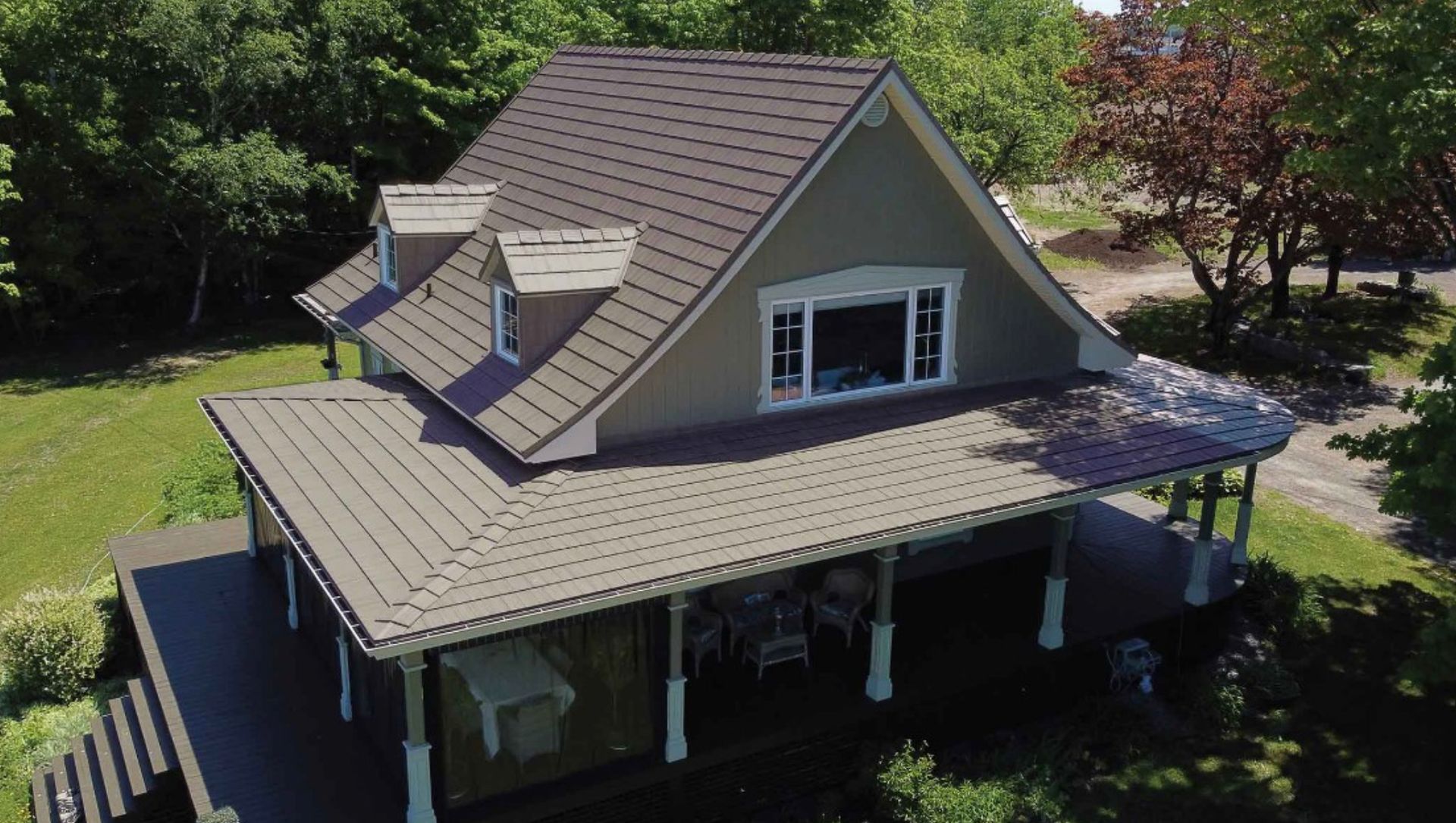 Une vue aérienne d'une maison avec un grand porche