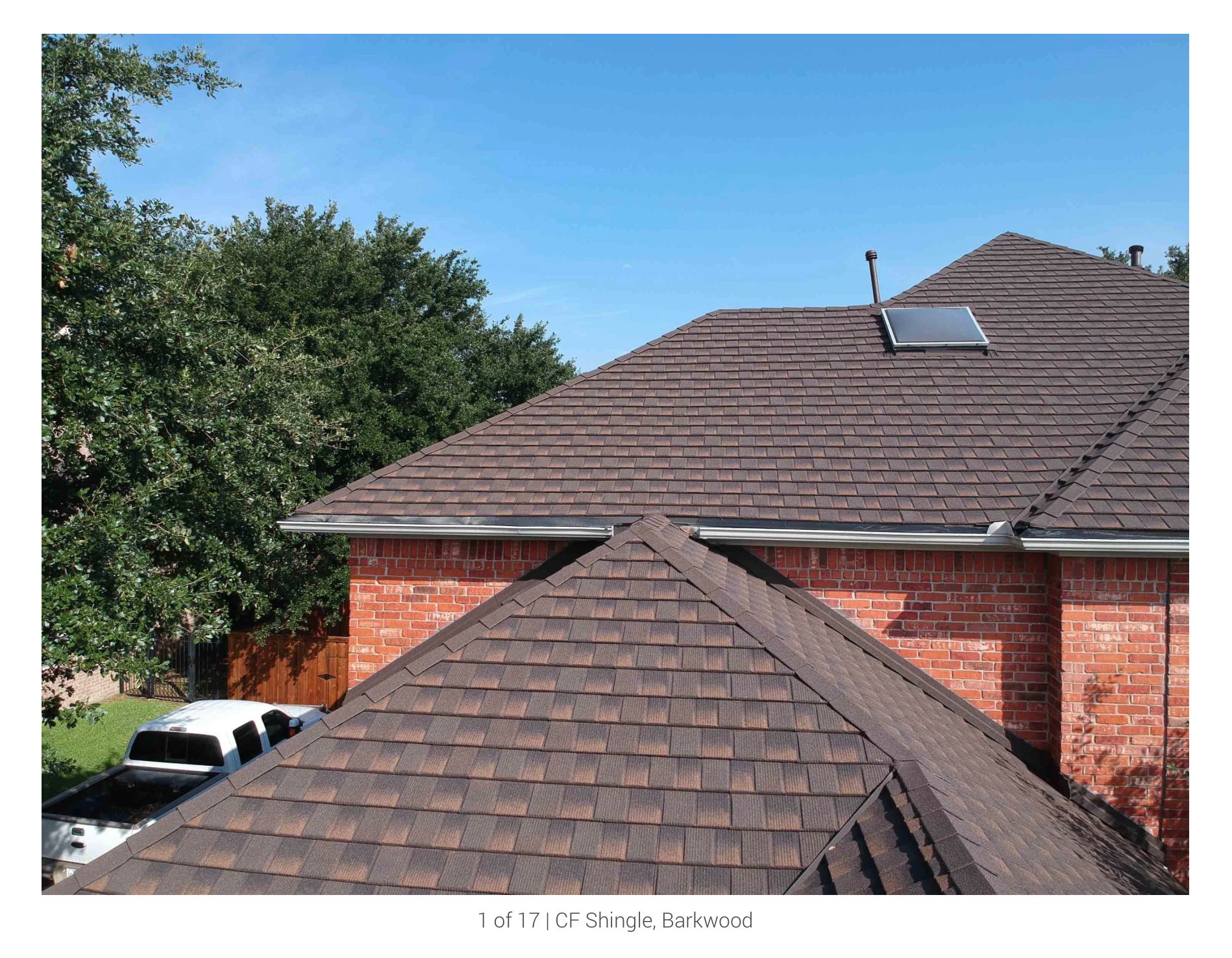 Une photo d'un toit avec une lucarne dessus