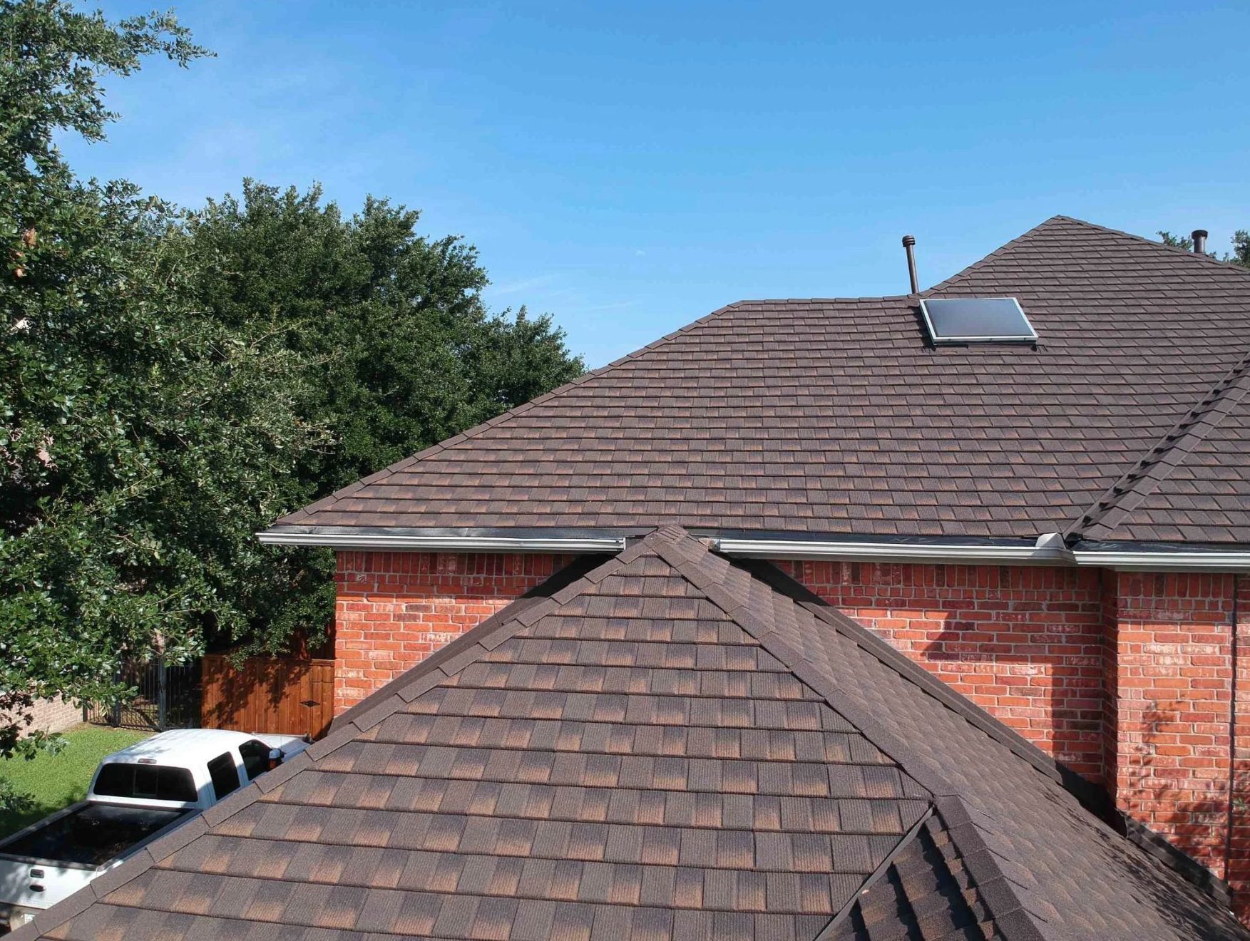 Un toit avec une lucarne au-dessus