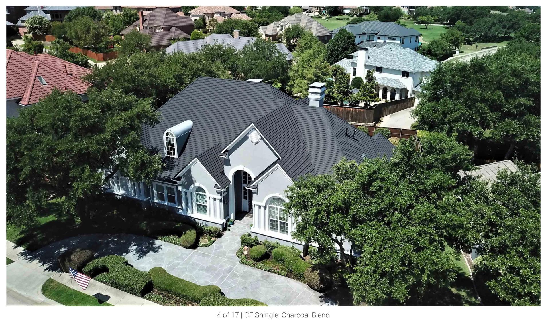 Une vue aérienne d'une maison avec un toit noir