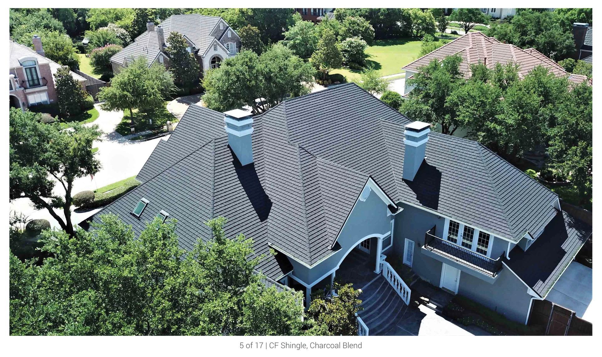Une vue aérienne d'une grande maison avec un toit noir