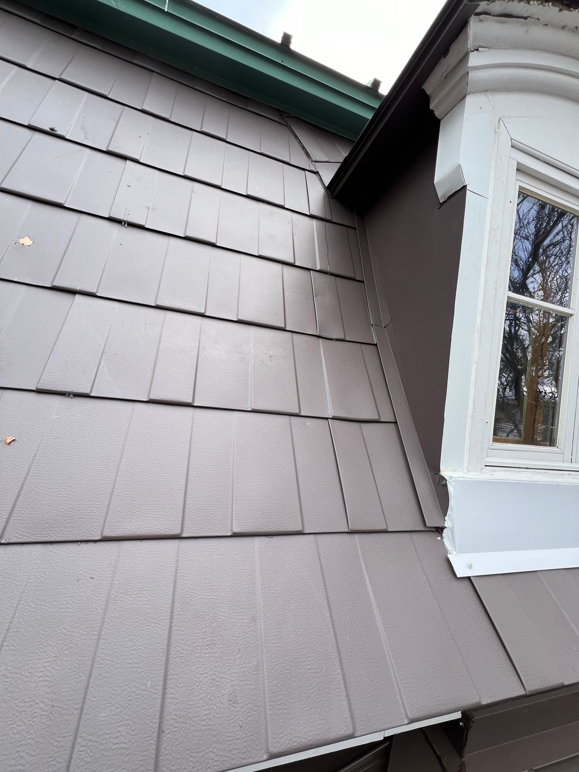 Un toit avec une fenêtre sur le côté