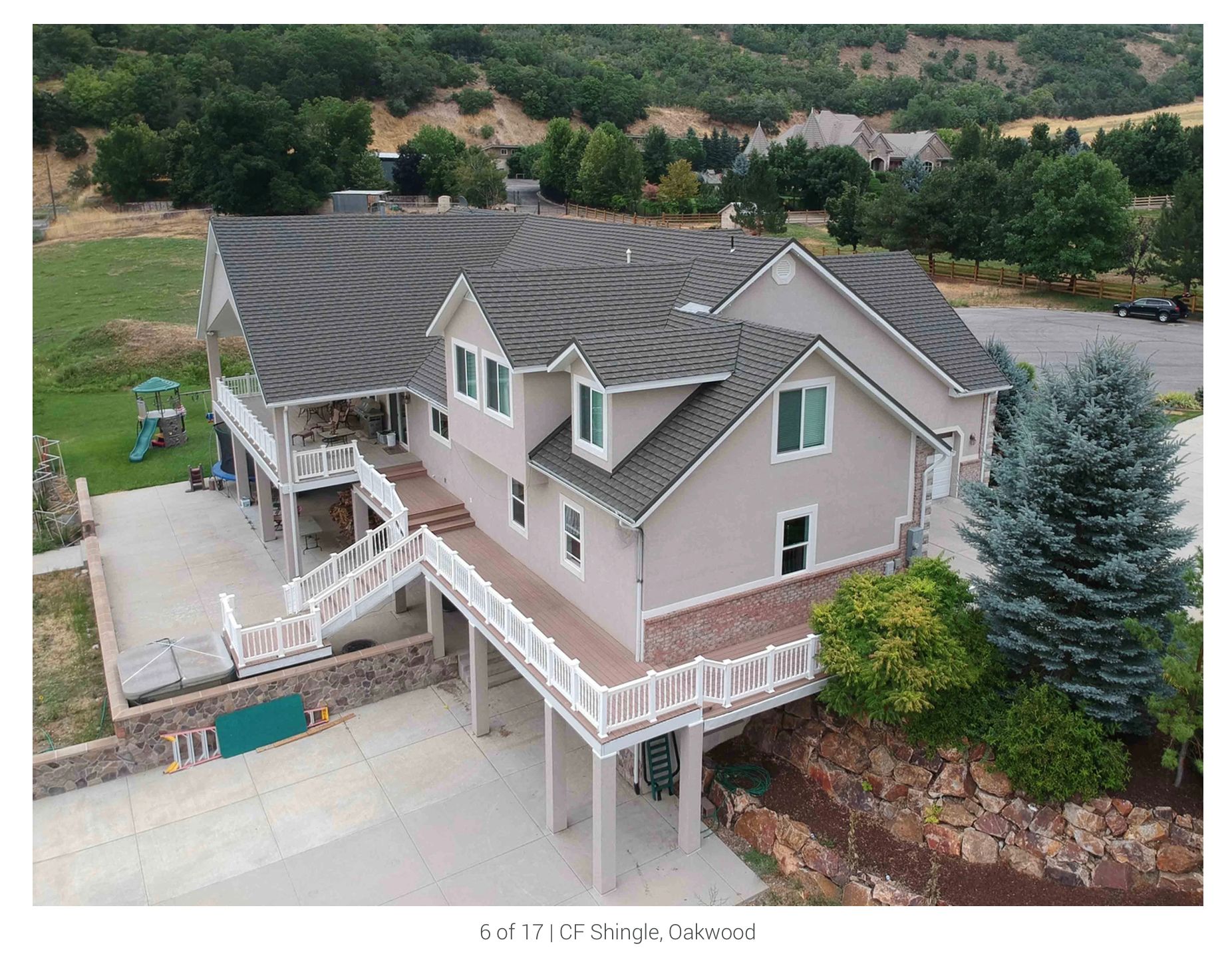 Une vue aérienne d'une grande maison avec un balcon
