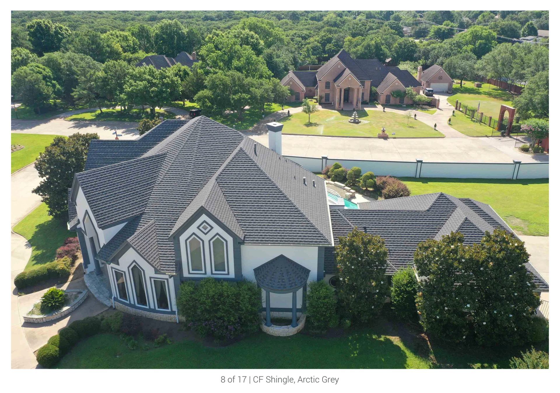 Une vue aérienne d'une grande maison entourée d'arbres