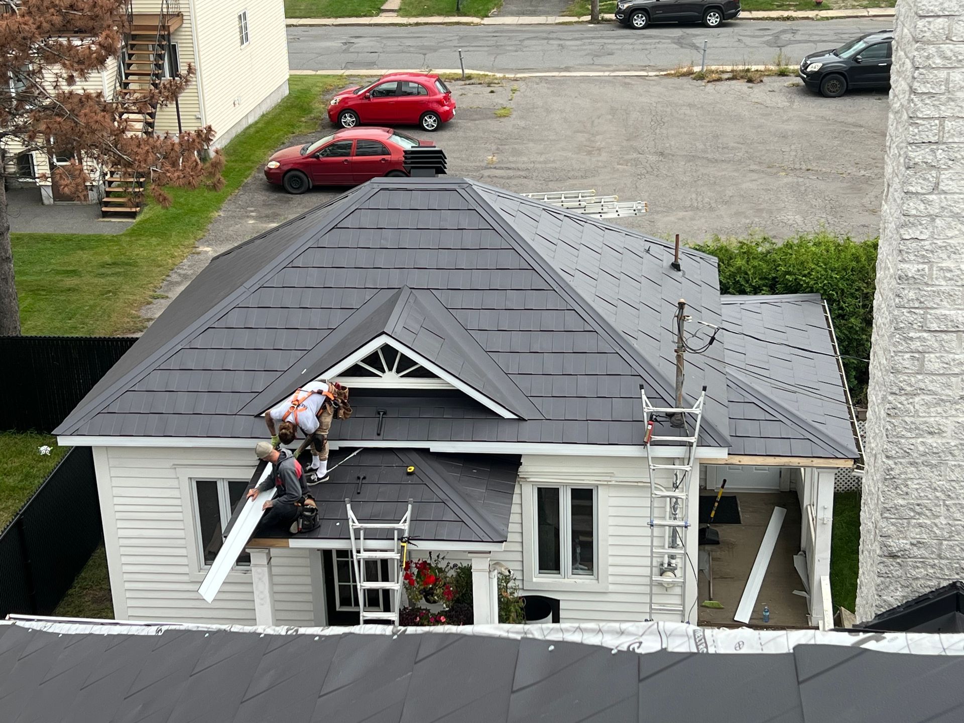 Un groupe d'hommes travaille sur le toit d'une maison