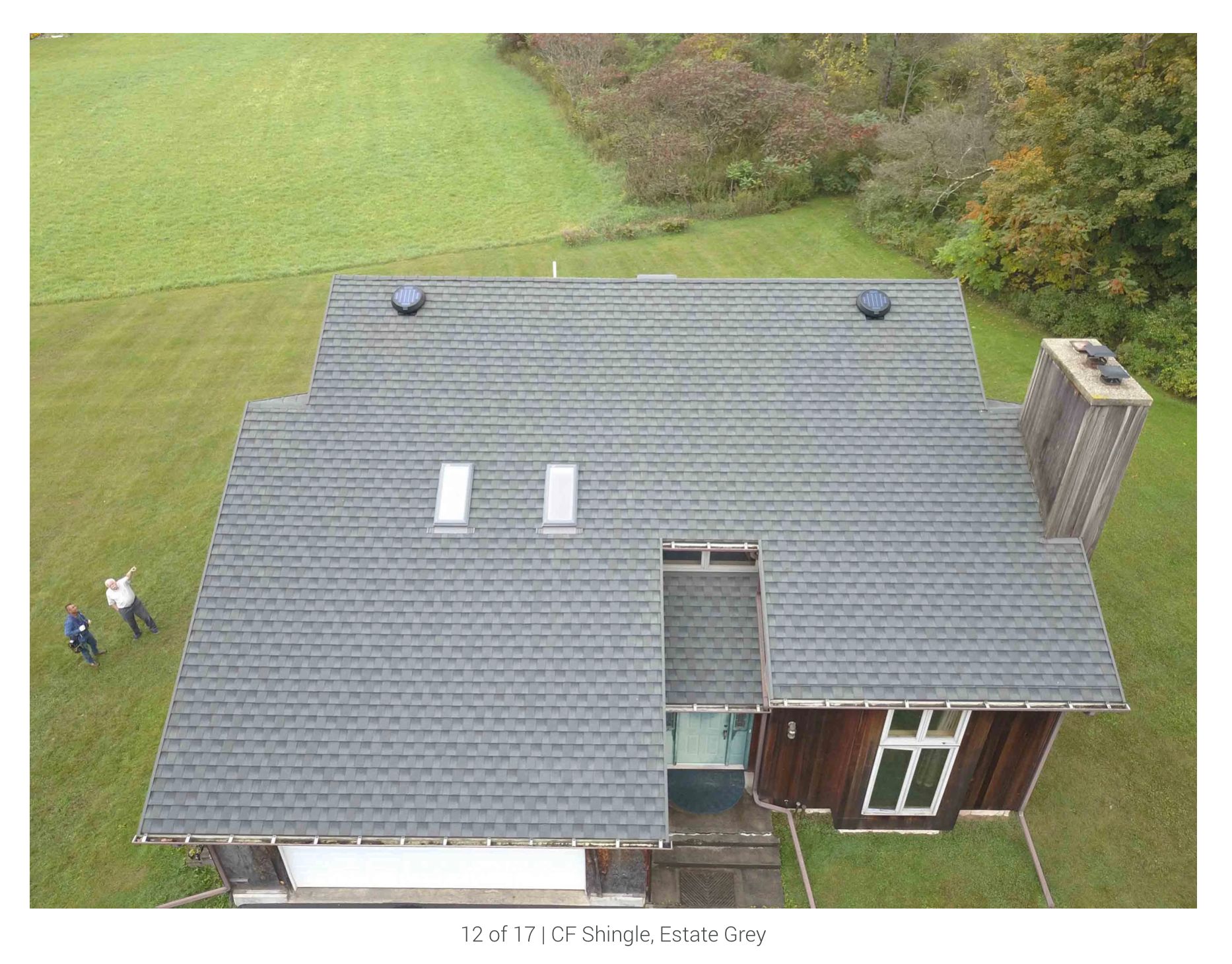 Une vue aérienne d'une maison avec un toit noir
