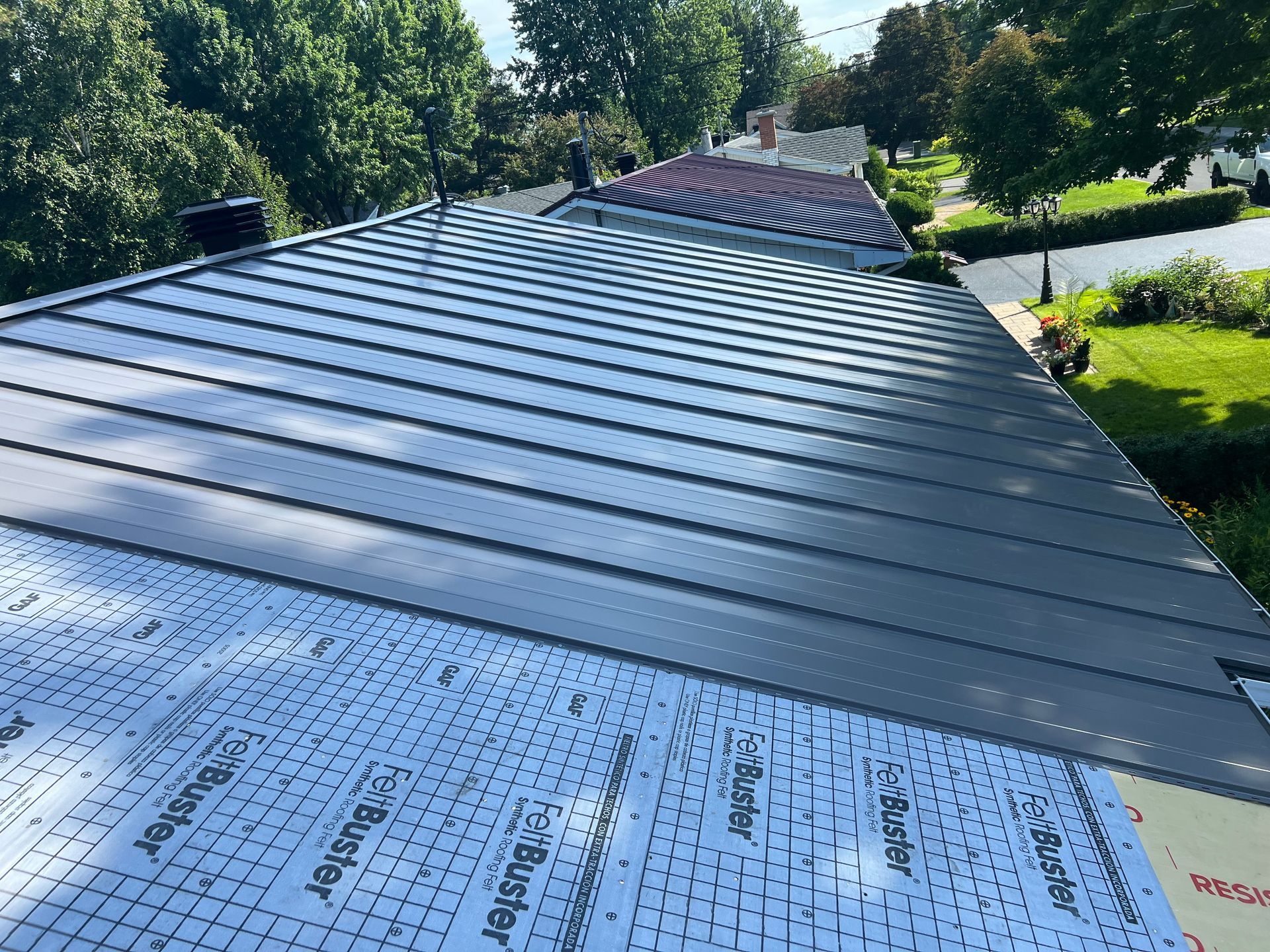 Un gros plan d'un toit avec beaucoup de bardeaux dessus.