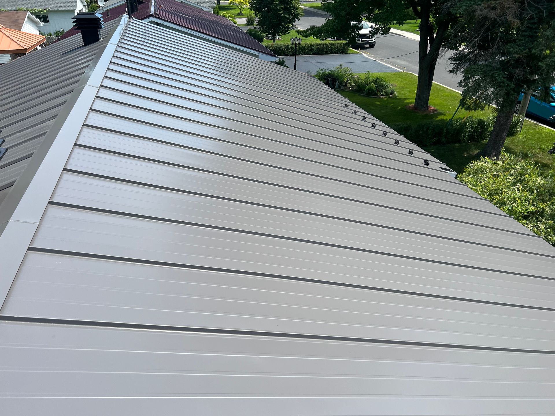 Un gros plan d'un toit avec beaucoup de lignes dessus