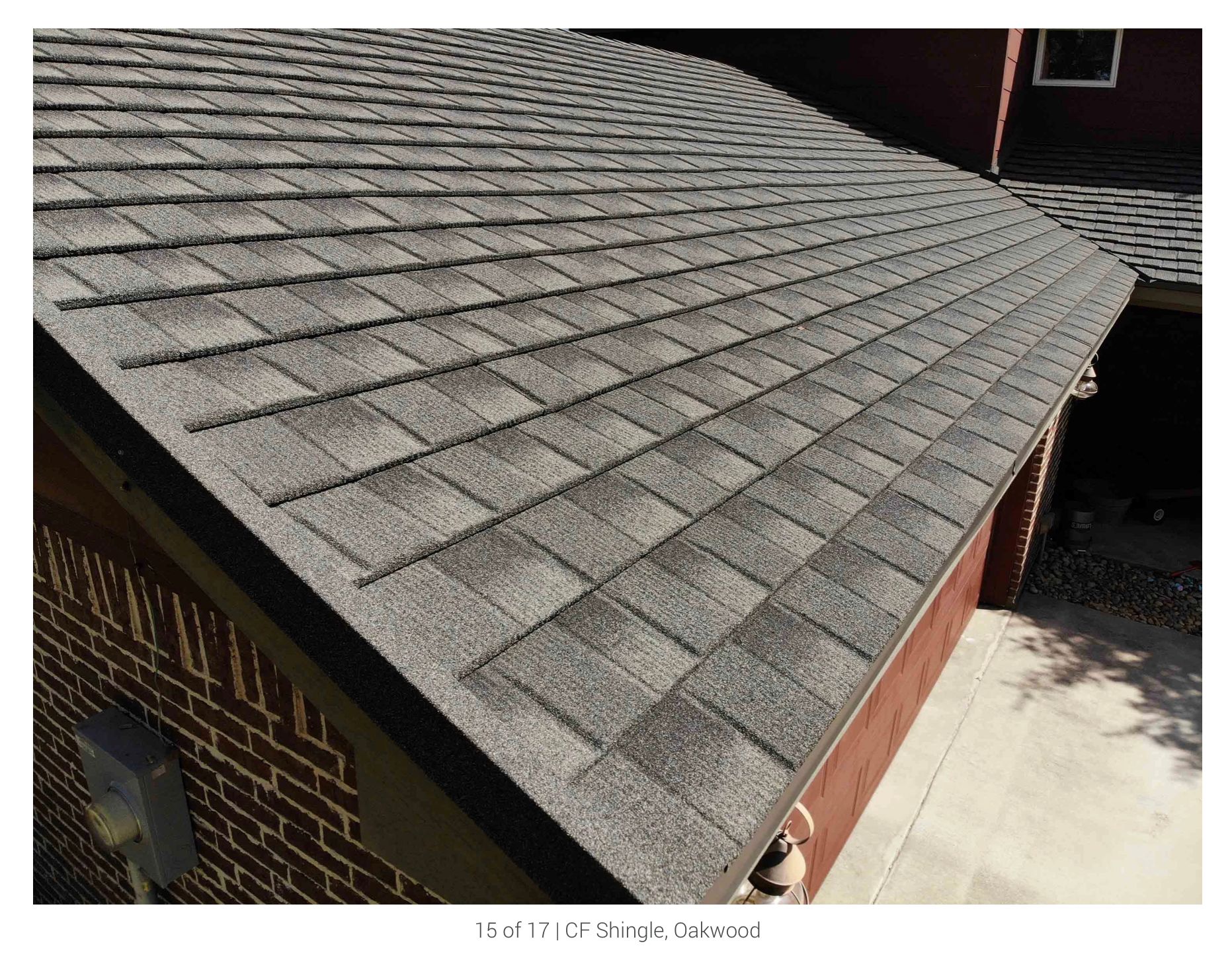 Une photo d'un toit de maison avec des bardeaux dessus.