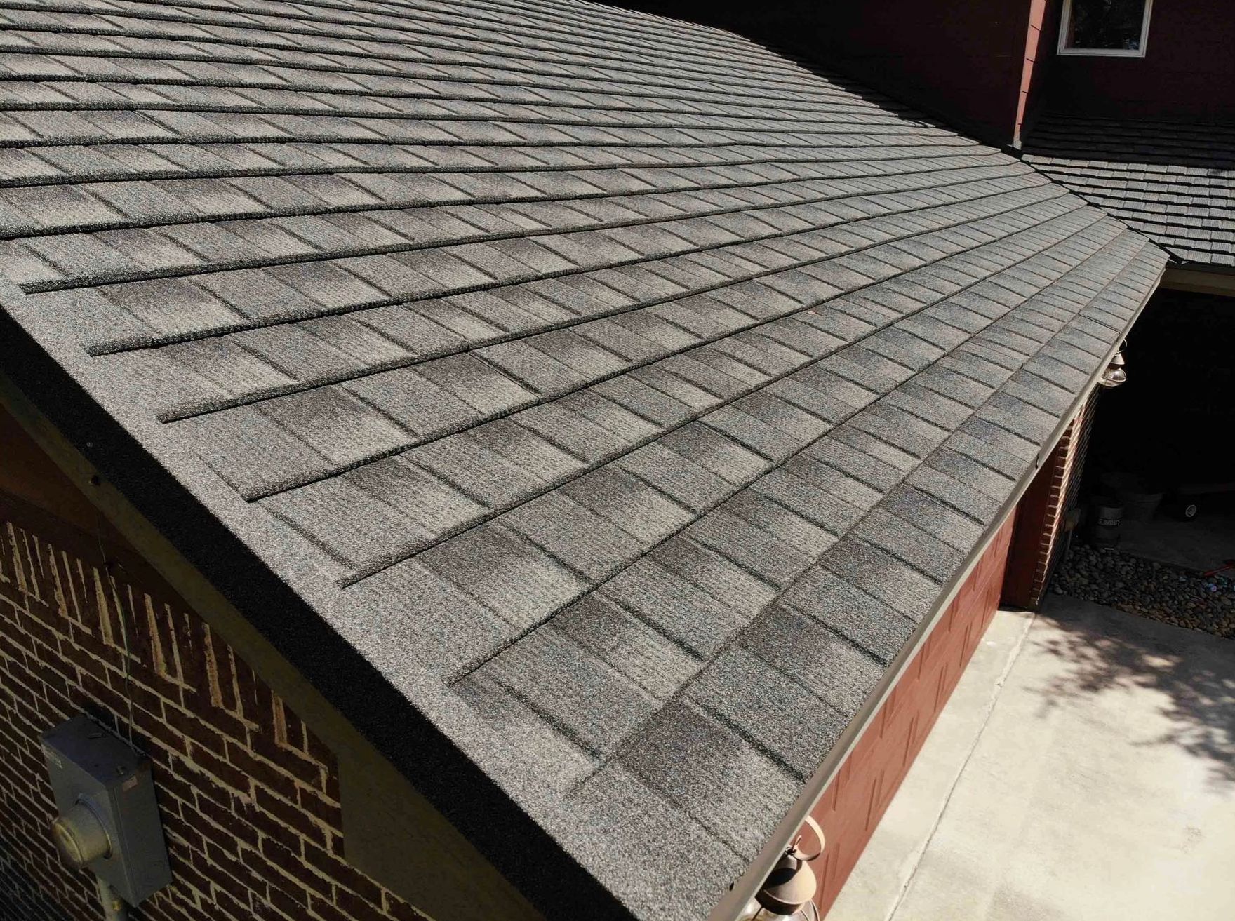 Un gros plan du toit d'un garage avec des bardeaux dessus.